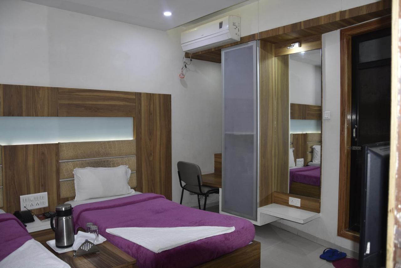 Midtown Hotel Ahmedabad Extérieur photo